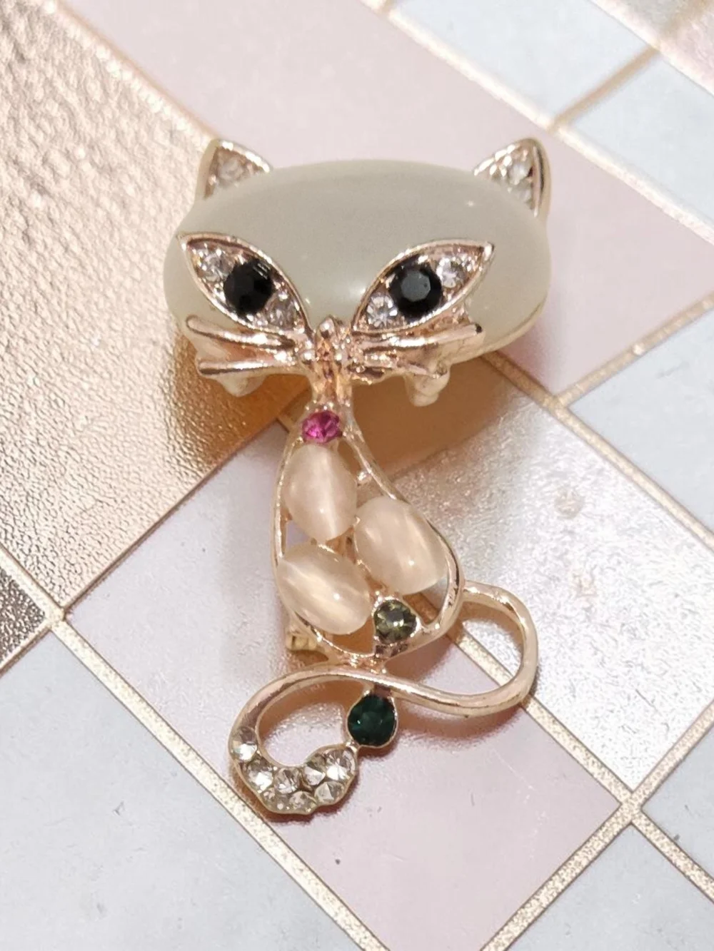 New Cat-Shaped Crystal Brooch Pin in Pale Green and Gold